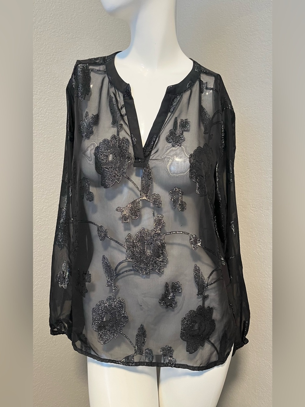 Rose & Olive  Women’s Black Floral Sheer  V- Neck  Lightweight Top Blouse Size M